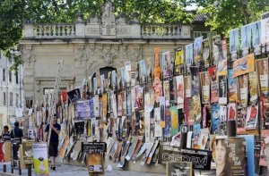 Il serait dommage de ne plus retrouver ces rues d'Avignon, remplies d'affiches accrochées à la va-vite.